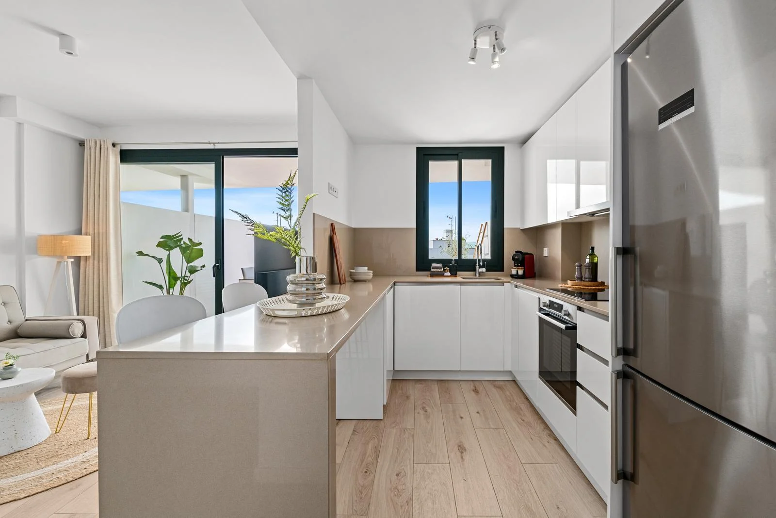 Open keuken met eiland, oven en grote koelkast
