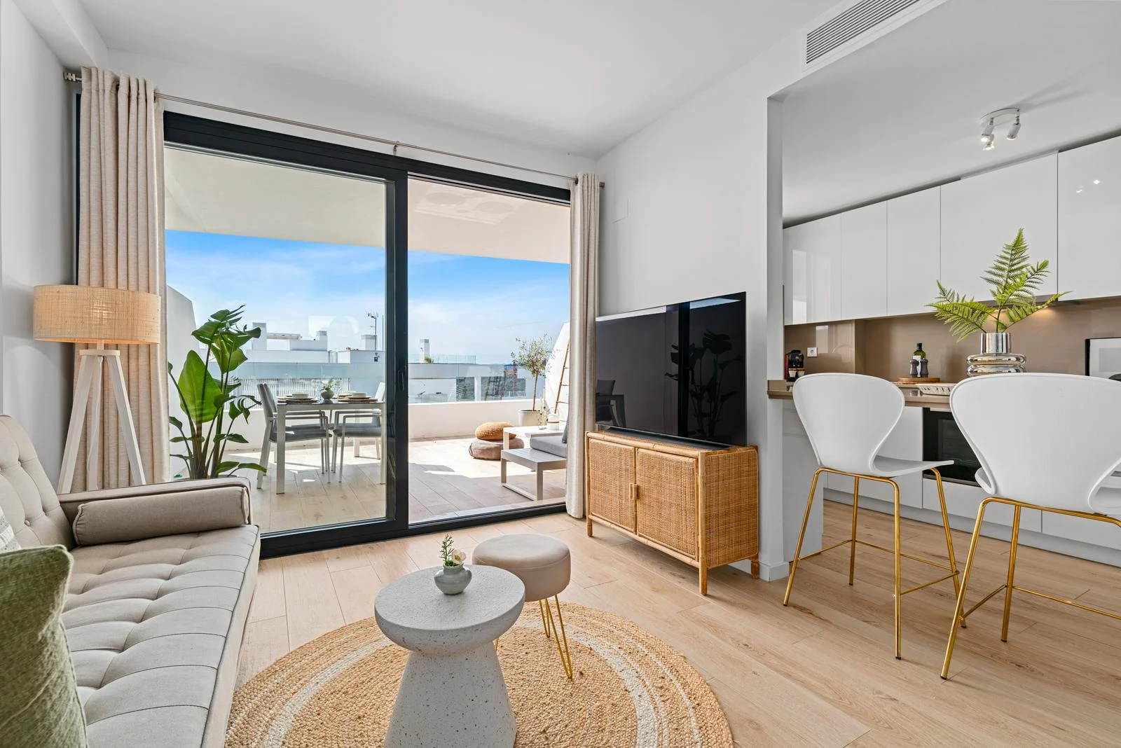 Lichte woonkamer met bank en smart-tv