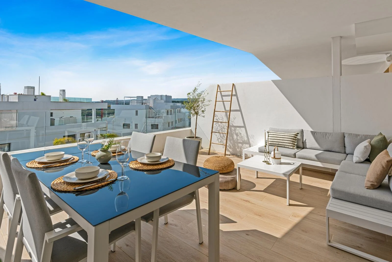 Terras met eettafel voor vier en loungebank